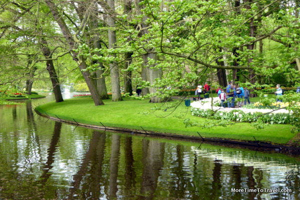 Reflecting pond at Keukenhof Gardens