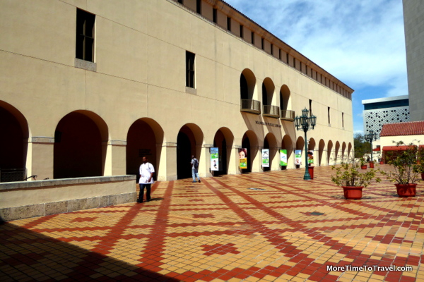 Courtyard of Miami Dade Public Library adjacent to HistoryMiami Museum (Credit: Jerome Levine)