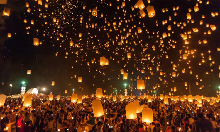 People release Khom Loi, the sky lanterns during Yi Peng or Loi Krathong