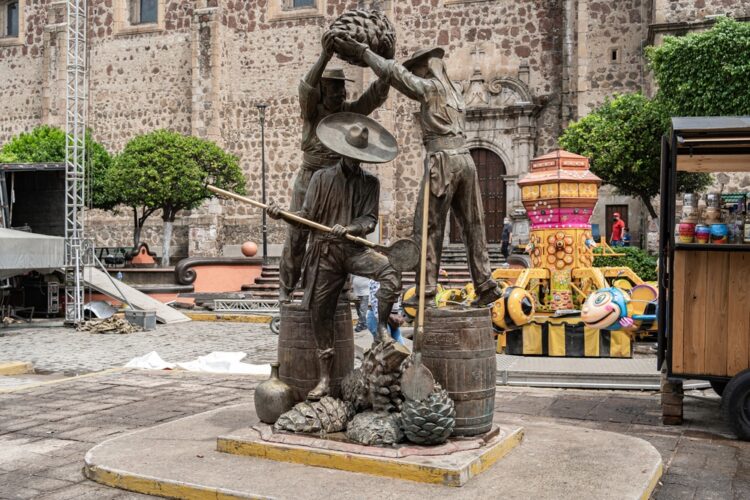 Sculpture of Carlos Terres, three jimadores in the main square of the Magical Town of Tequila.