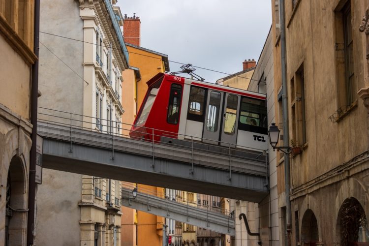 A train travelling on a bridge on the Saint-Just funicular